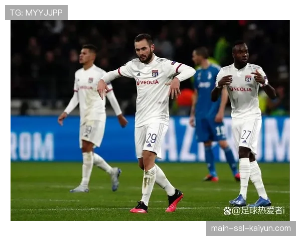 特写：一座小镇的足球周末，孩子们在社区球场模仿法甲球队的防守阵型